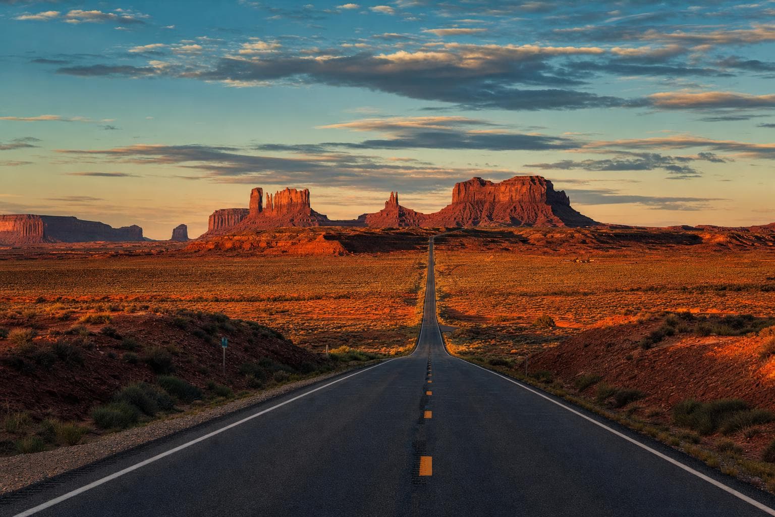 Route droite filant vers les buttes de Monument Valley, Ouest américain
